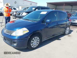 2008 Nissan Versa S z VIN 3N1BC13E88L382924, wystawiony jako IAAI lot #42302553 z przebiegiem 152 347 mil mil oraz . Historia ofert i sprzedaży dostępna na DreamBid. Obrazek 2.