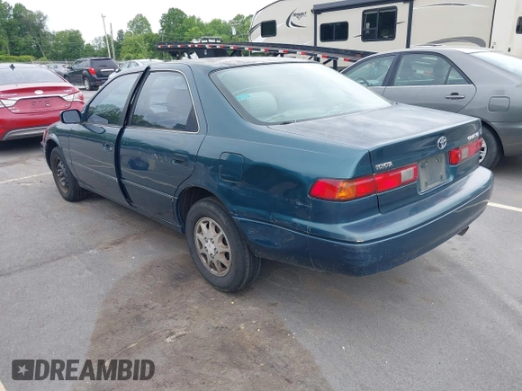 1998 Toyota Camry LE z VIN 4T1BG22K0WU372241, wystawiony jako IAAI lot #42215308 z przebiegiem 136 942 mil mil oraz . Historia ofert i sprzedaży dostępna na DreamBid. Obrazek 3.