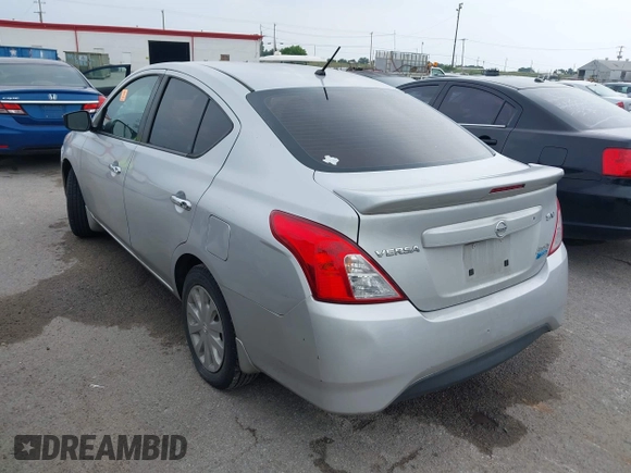 2016 Nissan Versa SV z VIN 3N1CN7APXGL871121, wystawiony jako IAAI lot #42304960 z przebiegiem 137 438 mil mil oraz . Historia ofert i sprzedaży dostępna na DreamBid. Obrazek 3.