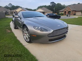 2007 Aston Martin Vantage z VIN SCFBB03BX7GC03628, wystawiony jako Copart lot #56254695 z przebiegiem 30 735 mil mil oraz Tytuł czysty. Historia ofert i sprzedaży dostępna na DreamBid. Obrazek 1.