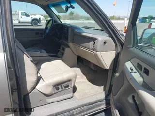 2000 Chevrolet New Tahoe LT with VIN 1GNEK13T7YJ185916, listed as a IAAI auction lot 42109831 with 205,165 mi miles. Bid and sale history available at carsss.com. Image 5.