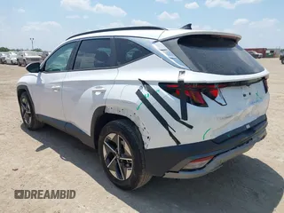 2025 Hyundai Tucson SEL z VIN 5NMJB3DE6SH461535, wystawiony jako IAAI lot #42337372 z przebiegiem 19 791 mil mil oraz . Historia ofert i sprzedaży dostępna na DreamBid. Obrazek 3.