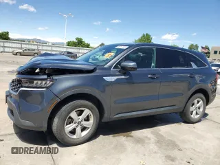 2021 Kia Sorento LX z VIN 5XYRGDLC4MG018310, wystawiony jako Copart lot #56917725 z przebiegiem 42 665 mil mil oraz Szkoda całkowita • Salvage title. Historia ofert i sprzedaży dostępna na DreamBid. Obrazek 1.