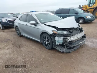2022 Toyota Camry SE z VIN 4T1G11AK4NU690560, wystawiony jako IAAI lot #42183738 z przebiegiem 53 706 mil mil oraz . Historia ofert i sprzedaży dostępna na DreamBid. Obrazek 1.