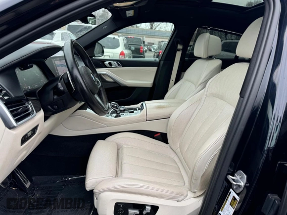 2021 BMW X6 M50i z VIN 5UXCY8C02M9D95172, wystawiony jako Copart lot #84796854 z przebiegiem 75 299 mil mil oraz Czysty tytuł • Clean title. Historia ofert i sprzedaży dostępna na DreamBid. Obrazek 6.