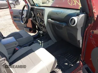 2010 Jeep Wrangler Sahara z VIN 1J4GA5D16AL227053, wystawiony jako IAAI lot #42219421 z przebiegiem 67 174 mil mil oraz . Historia ofert i sprzedaży dostępna na DreamBid. Obrazek 5.
