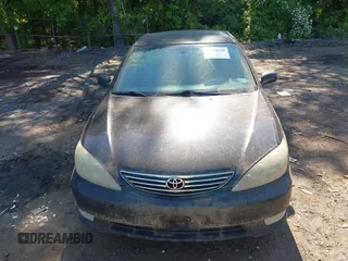 2006 Toyota Camry LE z VIN 4T1BF30KX6U628056, wystawiony jako IAAI lot #42410228 z przebiegiem 197 487 mil mil oraz . Historia ofert i sprzedaży dostępna na DreamBid. Obrazek 6.