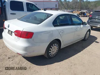 2014 Volkswagen Jetta SE z VIN 3VWD17AJ5EM422832, wystawiony jako IAAI lot #41684216 z przebiegiem 103 940 mil mil oraz . Historia ofert i sprzedaży dostępna na DreamBid. Obrazek 4.