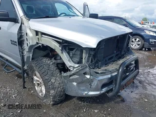 2017 Ram 1500 SSV z VIN 1C6RR7XT6HS675459, wystawiony jako IAAI lot #42247913 z przebiegiem 107 527 mil mil oraz . Historia ofert i sprzedaży dostępna na DreamBid. Obrazek 6.