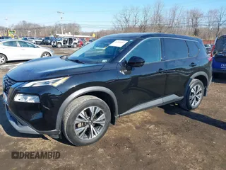 2021 Nissan Rogue SV z VIN 5N1AT3BB2MC699157, wystawiony jako IAAI lot #41416057 z przebiegiem 62 018 mil mil oraz . Historia ofert i sprzedaży dostępna na DreamBid. Obrazek 2.