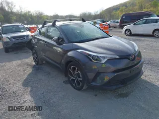 2019 Toyota C-HR XLE z VIN JTNKHMBX0K1013522, wystawiony jako IAAI lot #42053511 z przebiegiem 136 330 mil mil oraz . Historia ofert i sprzedaży dostępna na DreamBid. Obrazek 1.