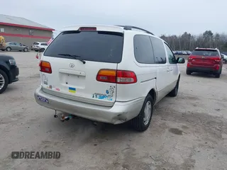 2000 Toyota Sienna LE with VIN 4T3ZF13C4YU233128, listed as a IAAI auction lot 41973322 with 117,577 mi miles. Bid and sale history available at carsss.com. Image 4.