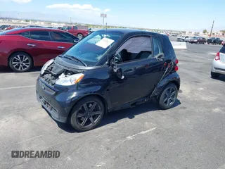 2015 Smart fortwo Passion z VIN WMEEJ3BA0FK812651, wystawiony jako IAAI lot #42063112 z przebiegiem 25 270 mil mil oraz . Historia ofert i sprzedaży dostępna na DreamBid. Obrazek 2.