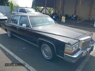 1987 Cadillac Brougham z VIN 1G6DW51Y0H9753376, wystawiony jako IAAI lot #42114437 z przebiegiem 69 484 mil mil oraz . Historia ofert i sprzedaży dostępna na DreamBid. Obrazek 1.