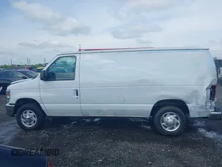 2013 Ford Econoline Cargo Commercial z VIN 1FTNE1EW2DDA04169, wystawiony jako IAAI lot #42110332 z przebiegiem 65 551 mil mil oraz . Historia ofert i sprzedaży dostępna na DreamBid. Obrazek 14.