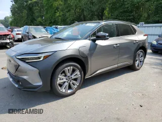 2023 Subaru Solterra Premium z VIN JTMABABA0PA015015, wystawiony jako Copart lot #61691623 z przebiegiem 2797 mil mil oraz . Historia ofert i sprzedaży dostępna na DreamBid. Obrazek 1.