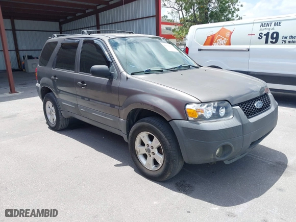 2005 Ford Escape XLT with VIN 1FMYU03175KD53760, listed as a IAAI auction lot 42124876 with 158,706 mi miles. Bid and sale history available at carsss.com. Image 1.