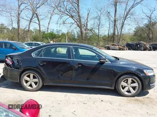 2013 Volkswagen Passat SE z VIN 1VWBP7A39DC094211, wystawiony jako IAAI lot #41894764 z przebiegiem 130 955 mil mil oraz . Historia ofert i sprzedaży dostępna na DreamBid. Obrazek 13.