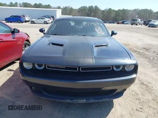 2017 Dodge Challenger SXT z VIN 2C3CDZAG6HH665661, wystawiony jako IAAI lot #41779875 z przebiegiem 97 280 mil mil oraz . Historia ofert i sprzedaży dostępna na DreamBid. Obrazek 12.