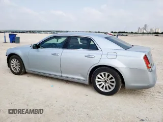 2013 Chrysler 300 z VIN 2C3CCAAG0DH723049, wystawiony jako Copart lot #56851805 z przebiegiem 126 899 mil mil oraz Szkody całkowita. Historia ofert i sprzedaży dostępna na DreamBid. Obrazek 2.
