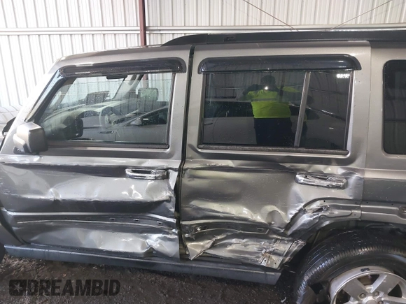 2008 Jeep Commander Sport z VIN 1J8HH48K08C167681, wystawiony jako IAAI lot #41822546 z przebiegiem 155 572 mil mil oraz . Historia ofert i sprzedaży dostępna na DreamBid. Obrazek 14.