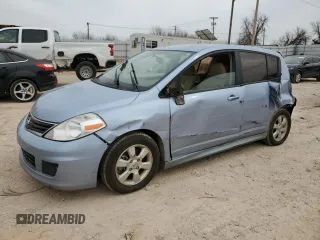 2010 Nissan Versa S z VIN 3N1BC1CPXAL356655, wystawiony jako Copart lot #47998165 z przebiegiem 109 853 mil mil oraz Szkoda całkowita • Salvage title. Historia ofert i sprzedaży dostępna na DreamBid. Obrazek 1.