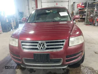 2004 Volkswagen Touareg z VIN WVGCM67LX4D038012, wystawiony jako IAAI lot #41285460 z przebiegiem Nie podano mil oraz . Historia ofert i sprzedaży dostępna na DreamBid. Obrazek 6.