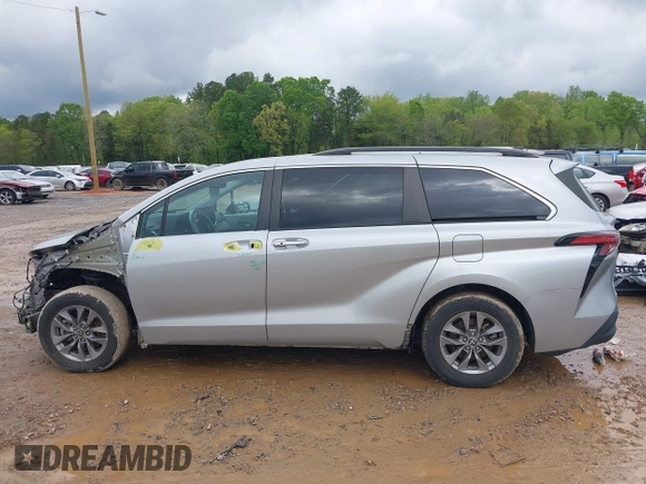 2022 Toyota Sienna XLE with VIN 5TDYSKFC0NS049827, listed as a IAAI auction lot 41994431 with 42,102 mi miles and . Bid and sale history available at DreamBid. Image 14.
