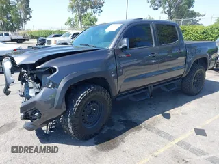 2021 Toyota Tacoma SR z VIN 5TFCZ5AN1MX274315, wystawiony jako IAAI lot #42273054 z przebiegiem 67 863 mil mil oraz . Historia ofert i sprzedaży dostępna na DreamBid. Obrazek 2.