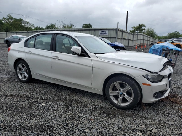 2015 BMW 3 Series 328i xDrive z VIN WBA3B5C58FF962349, wystawiony jako Copart lot #57856995 z przebiegiem 74 821 mil mil oraz Szkoda całkowita • Salvage title. Historia ofert i sprzedaży dostępna na DreamBid. Obrazek 4.