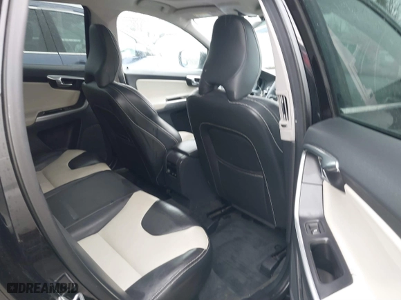 2017 Volvo XC60 Dynamic with VIN YV449MRR2H2028279, listed as a IAAI auction lot 41631683 with 100,934 mi miles. Bid and sale history available at carsss.com. Image 8.