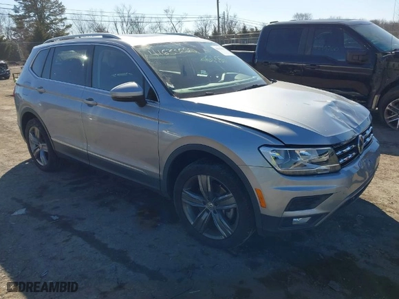 2020 Volkswagen Tiguan SE with VIN 3VV2B7AX0LM141970, listed as a IAAI auction lot 41633622 with 64,737 mi miles. Bid and sale history available at carsss.com. Image 1.