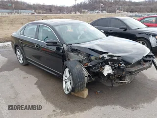 2013 Volkswagen Passat SEL Premium z VIN 1VWCN7A37DC090474, wystawiony jako IAAI lot #41608680 z przebiegiem 130 771 mil mil oraz . Historia ofert i sprzedaży dostępna na DreamBid. Obrazek 1.