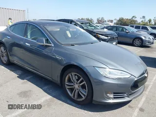 2014 Tesla Model S 60 z VIN 5YJSA1S16EFP40968, wystawiony jako IAAI lot #42331754 z przebiegiem 159 717 mil mil oraz . Historia ofert i sprzedaży dostępna na DreamBid. Obrazek 1.