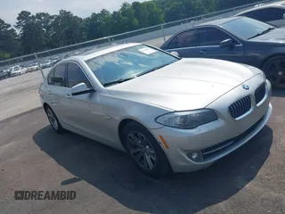 2013 BMW 5 Series 528i xDrive z VIN WBAXH5C51DDW16832, wystawiony jako IAAI lot #42428437 z przebiegiem 209 305 mil mil oraz . Historia ofert i sprzedaży dostępna na DreamBid. Obrazek 1.