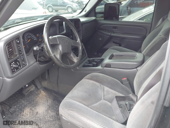 2005 Chevrolet Silverado 1500 LS with VIN 2GCEK13T551156428, listed as a IAAI auction lot 41731983 with 274,185 mi miles. Bid and sale history available at carsss.com. Image 5.