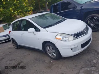 2011 Nissan Versa S z VIN 3N1BC1CP7BL442992, wystawiony jako IAAI lot #42184608 z przebiegiem 175 794 mil mil oraz . Historia ofert i sprzedaży dostępna na DreamBid. Obrazek 1.