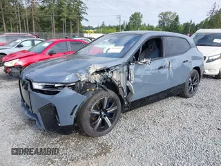 2024 BMW iX xDrive50 z VIN WB523CF08RCN65886, wystawiony jako IAAI lot #42334105 z przebiegiem 37 981 mil mil oraz . Historia ofert i sprzedaży dostępna na DreamBid. Obrazek 2.