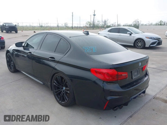 2019 BMW M5 z VIN WBSJF0C51KB447804, wystawiony jako IAAI lot #41848760 z przebiegiem 83 303 mil mil oraz . Historia ofert i sprzedaży dostępna na DreamBid. Obrazek 3.