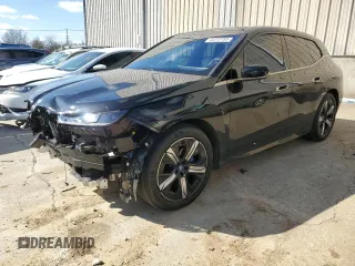 2023 BMW iX xDrive50 z VIN WB523CF04PCL57730, wystawiony jako Copart lot #44370183 z przebiegiem 5038 mil mil oraz . Historia ofert i sprzedaży dostępna na DreamBid. Obrazek 1.