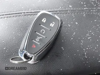 2021 Chevrolet Equinox Premier z VIN 2GNAXXEV4M6105996, wystawiony jako IAAI lot #41402065 z przebiegiem 51 083 mil mil oraz . Historia ofert i sprzedaży dostępna na DreamBid. Obrazek 11.
