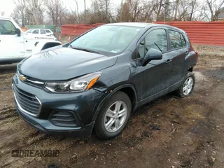 2021 Chevrolet Trax LS z VIN KL7CJKSB0MB322634, wystawiony jako IAAI lot #41705778 z przebiegiem 31 166 mil mil oraz . Historia ofert i sprzedaży dostępna na DreamBid. Obrazek 2.