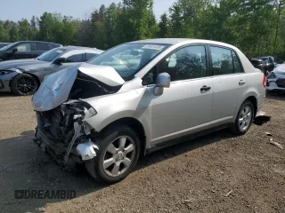 2007 Nissan Versa SL z VIN 3N1BC11E87L401537, wystawiony jako Copart lot #60481435 z przebiegiem 383 005 mil mil oraz Szkoda całkowita • Salvage title. Historia ofert i sprzedaży dostępna na DreamBid. Obrazek 1.