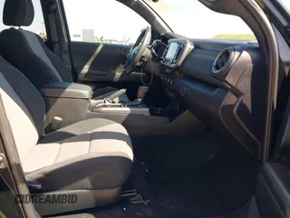 2021 Toyota Tacoma SR z VIN 3TMCZ5AN3MM421868, wystawiony jako IAAI lot #42003665 z przebiegiem 39 380 mil mil oraz . Historia ofert i sprzedaży dostępna na DreamBid. Obrazek 5.