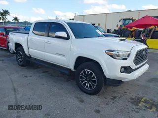 2020 Toyota Tacoma SR5 z VIN 3TMAZ5CN8LM136408, wystawiony jako IAAI lot #41678648 z przebiegiem 77 084 mil mil oraz . Historia ofert i sprzedaży dostępna na DreamBid. Obrazek 1.