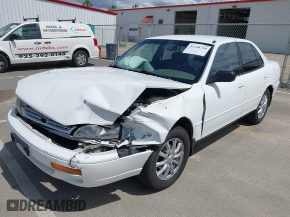 1996 Toyota Camry DX z VIN JT2BG12K8T0368612, wystawiony jako IAAI lot #42248750 z przebiegiem 122 237 mil mil oraz . Historia ofert i sprzedaży dostępna na DreamBid. Obrazek 2.