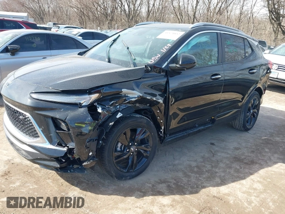 2024 Buick Encore GX Sport Touring z VIN KL4AMESL6RB185891, wystawiony jako IAAI lot #41574852 z przebiegiem 6 mil mil oraz . Historia ofert i sprzedaży dostępna na DreamBid. Obrazek 2.