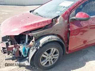 2012 Chevrolet Sonic LT z VIN 1G1JC5SHXC4113696, wystawiony jako IAAI lot #41843938 z przebiegiem 102 111 mil mil oraz . Historia ofert i sprzedaży dostępna na DreamBid. Obrazek 13.