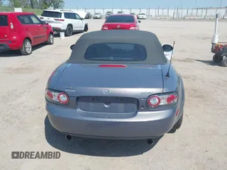 2007 Mazda MX-5 Miata Sport z VIN JM1NC25F570130226, wystawiony jako IAAI lot #42227544 z przebiegiem 150 035 mil mil oraz . Historia ofert i sprzedaży dostępna na DreamBid. Obrazek 17.