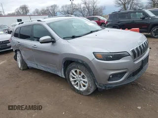 2019 Jeep Cherokee Latitude z VIN 1C4PJMCB3KD459969, wystawiony jako IAAI lot #41952058 z przebiegiem 82 719 mil mil oraz . Historia ofert i sprzedaży dostępna na DreamBid. Obrazek 1.
